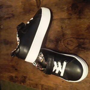 NWOT Carter's Infant Girls Sz 6 LOVE YA Black & White Velcro closure Sneakers